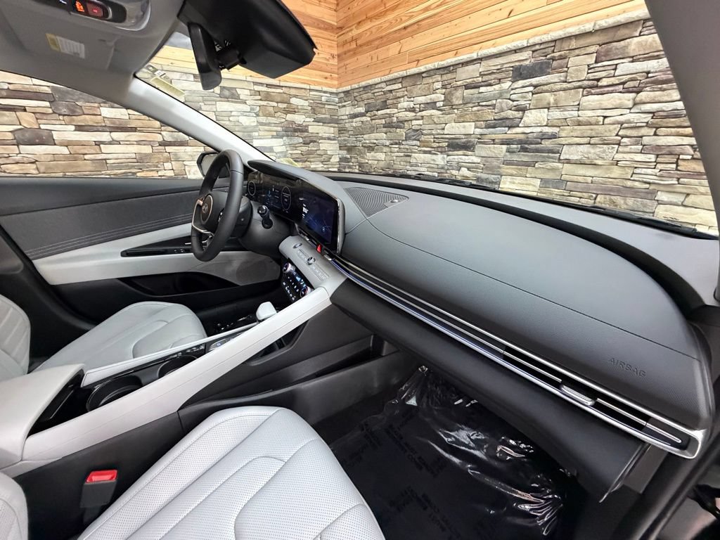 Used 2025 Hyundai Elantra Limited FWD image 13