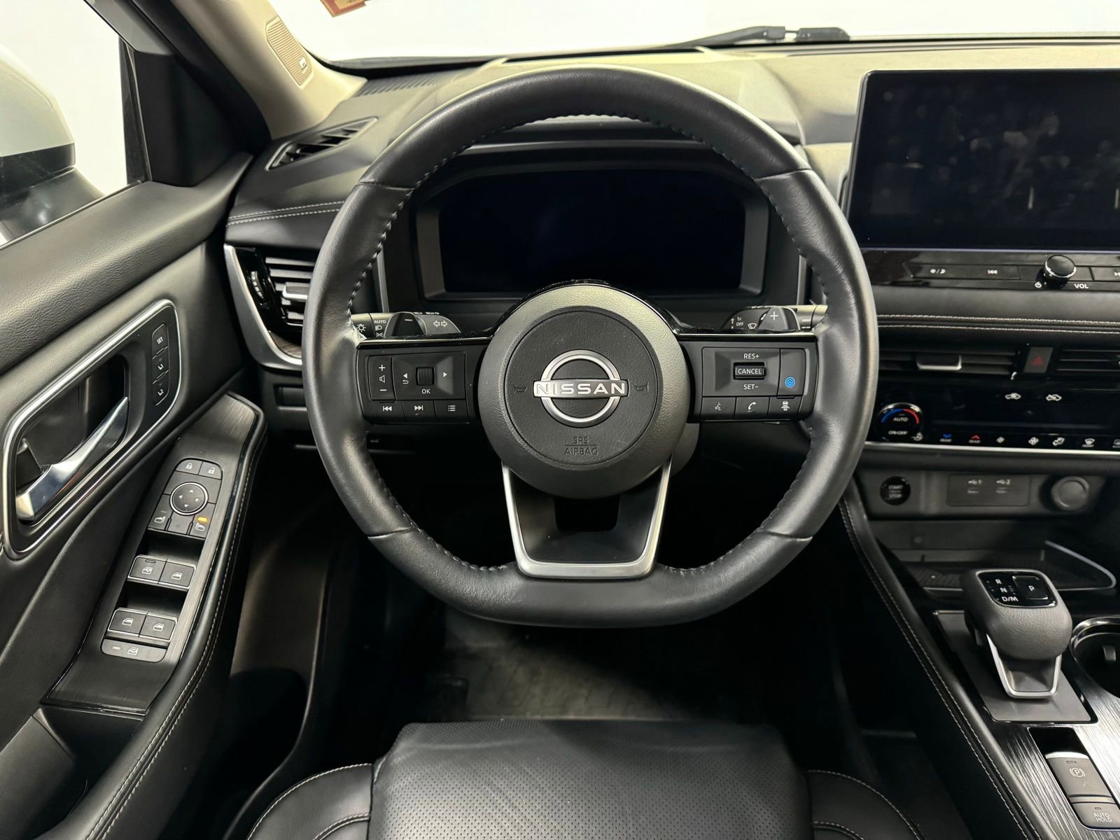 Used 2024 Nissan Rogue Platinum w/ Platinum Premium Package image 14