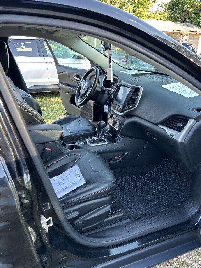 Used 2015 Jeep Cherokee Trailhawk w/ Leather Interior Group AWD/4WD image 12