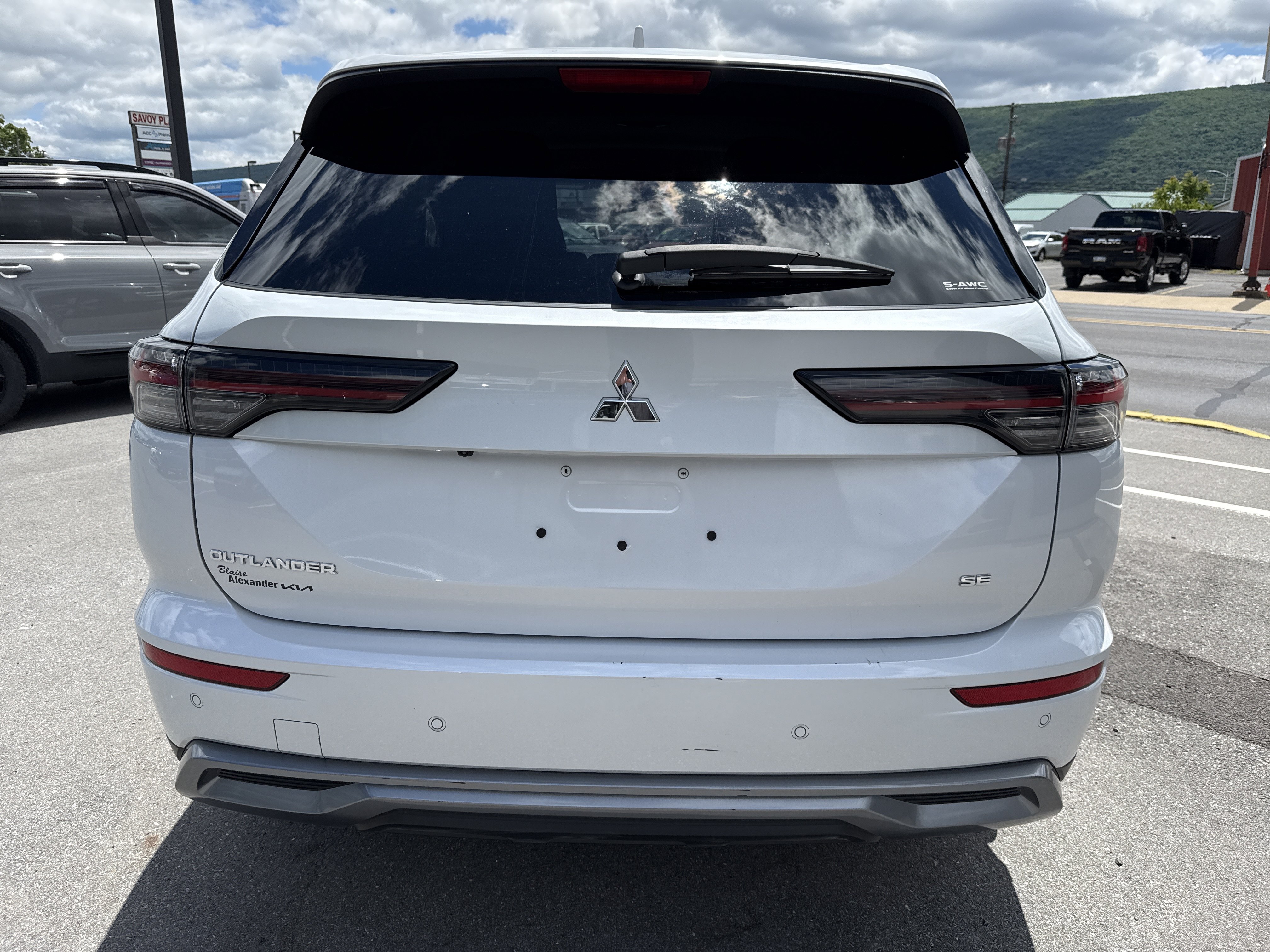 Used 2025 Mitsubishi Outlander SE AWD/4WD image 4