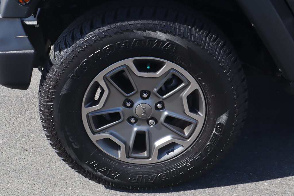 Used 2018 Jeep Wrangler Unlimited Rubicon w/ Connectivity Group AWD/4WD image 17
