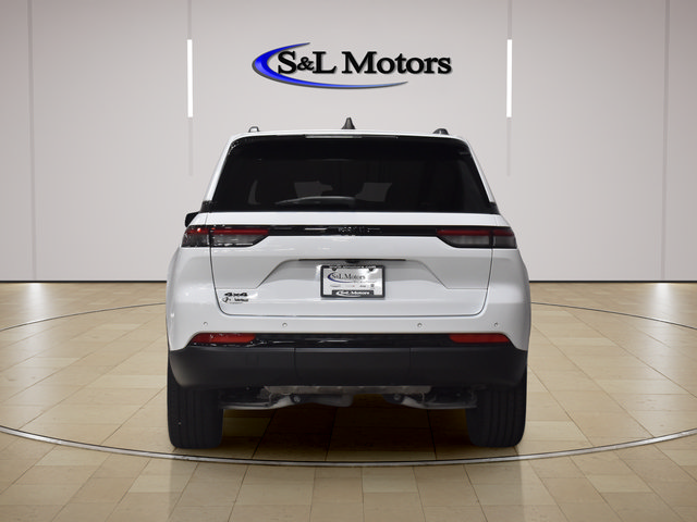 Used 2024 Jeep Grand Cherokee Altitude AWD/4WD image 7