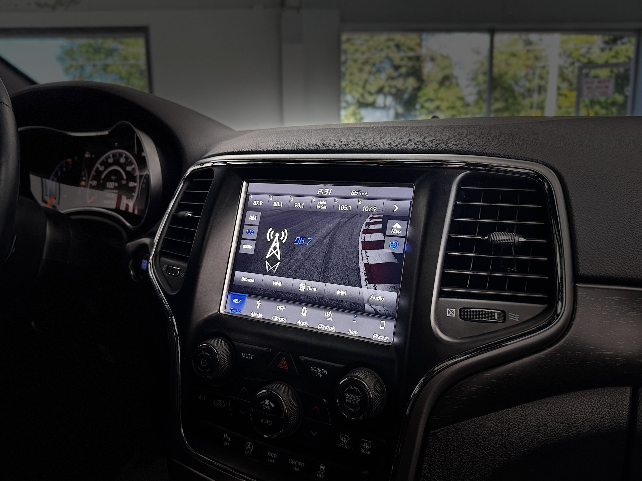 Used 2018 Jeep Grand Cherokee Altitude AWD/4WD image 22