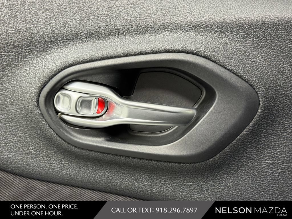 Used 2017 Jeep Cherokee Sport FWD image 31