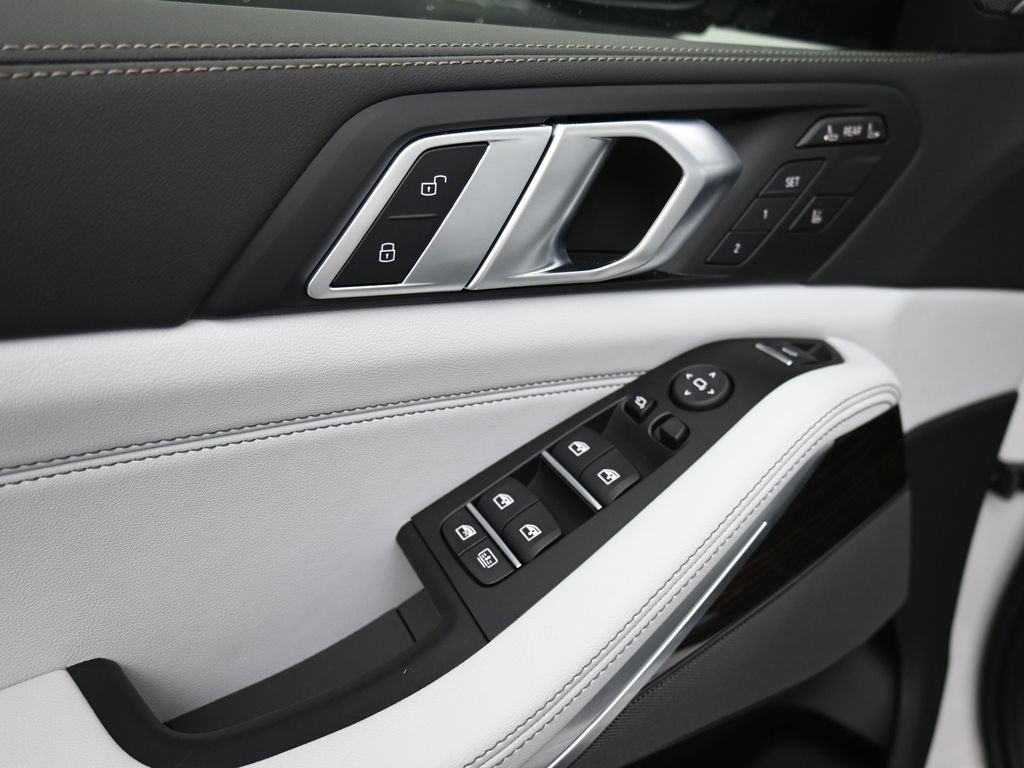 Used 2026 BMW X7 xDrive40i w/ M Sport Package image 9