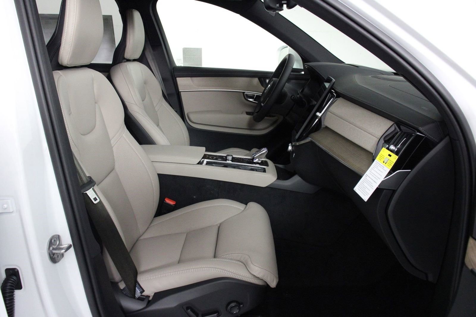 New 2026 Volvo XC90 B6 Ultra w/ Protection Package image 10