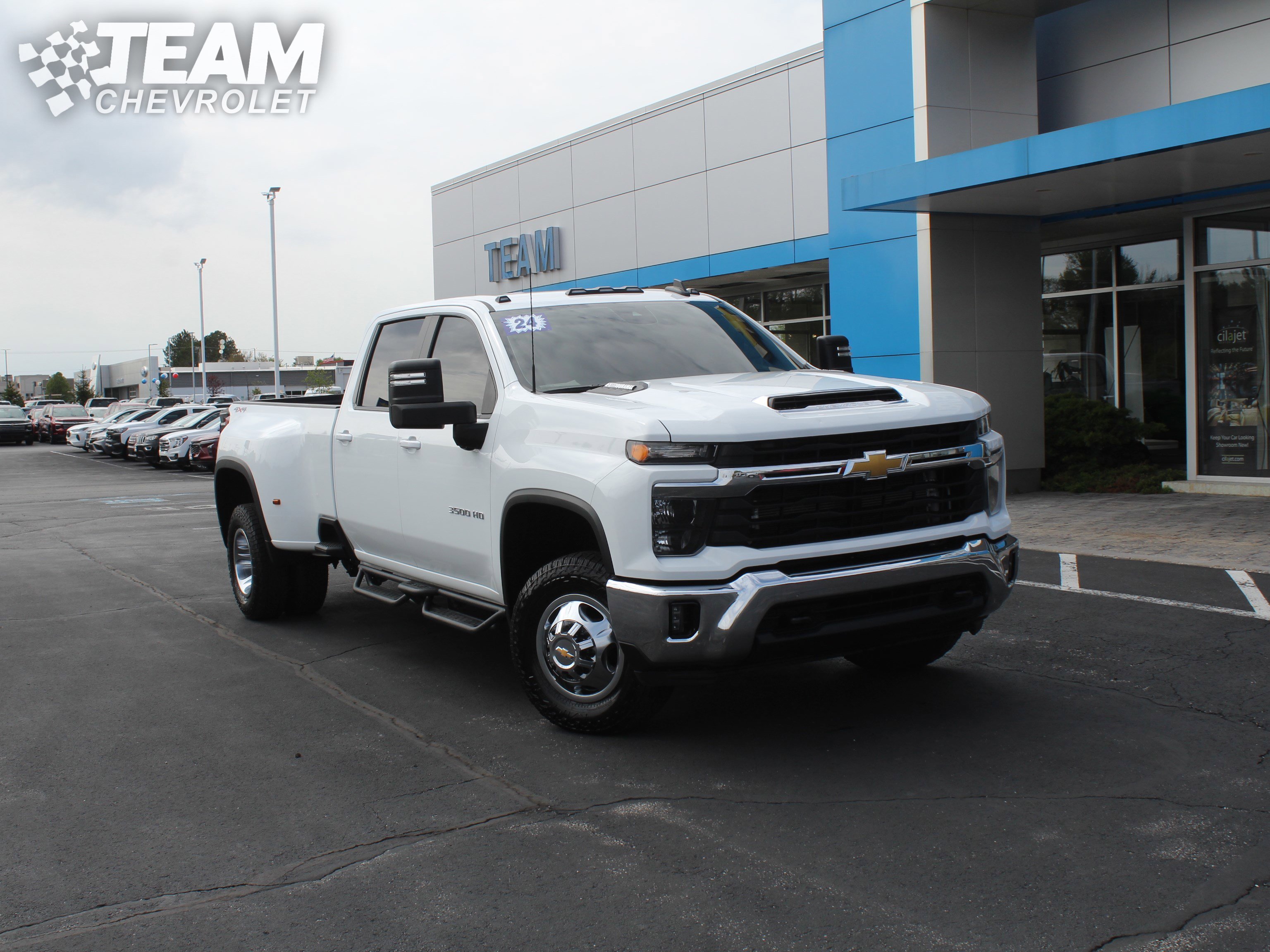 Used 2024 Chevrolet Silverado 3500 LT w/ Convenience Package AWD/4WD image 2