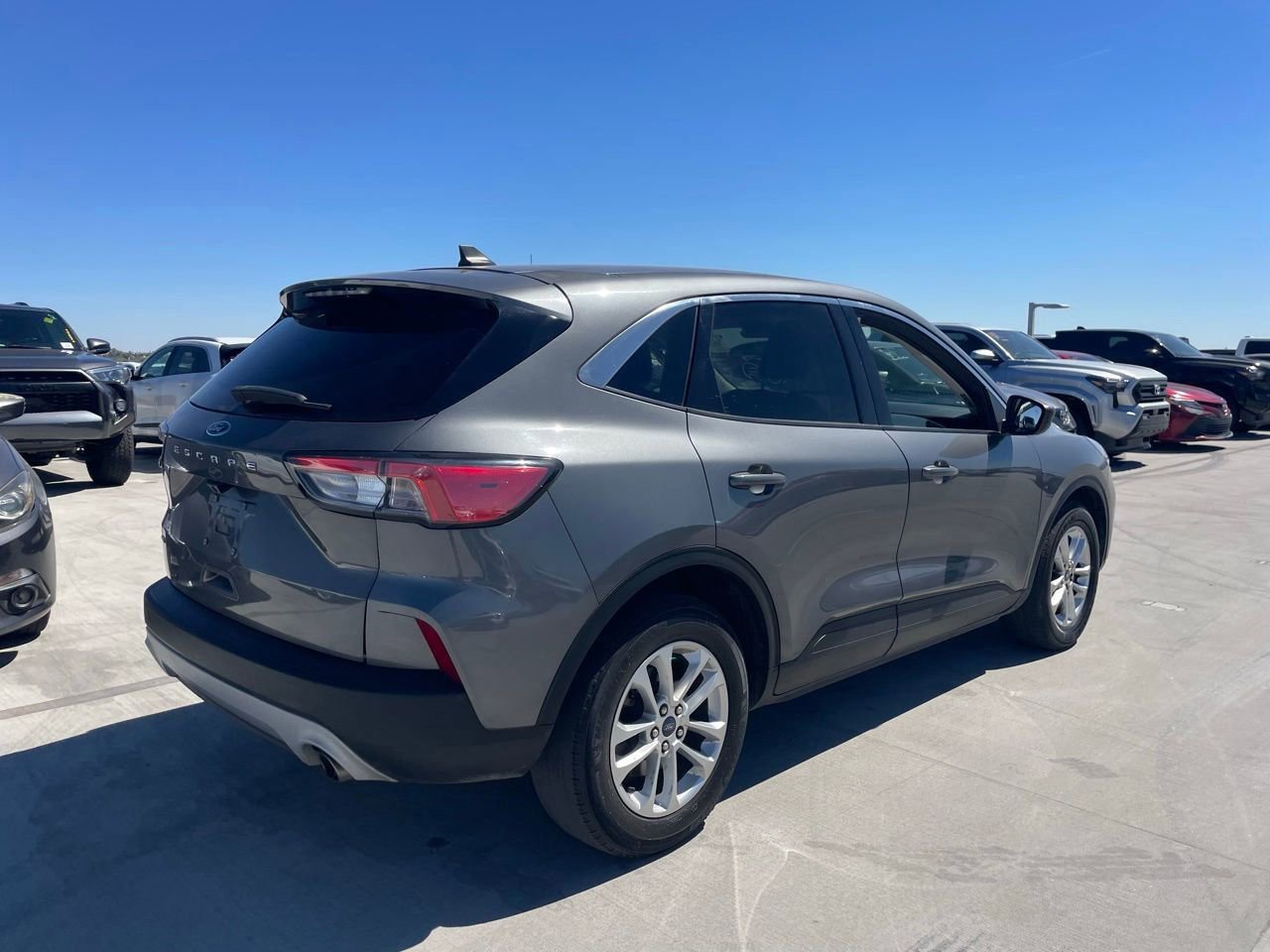 Used 2022 Ford Escape SE image 2