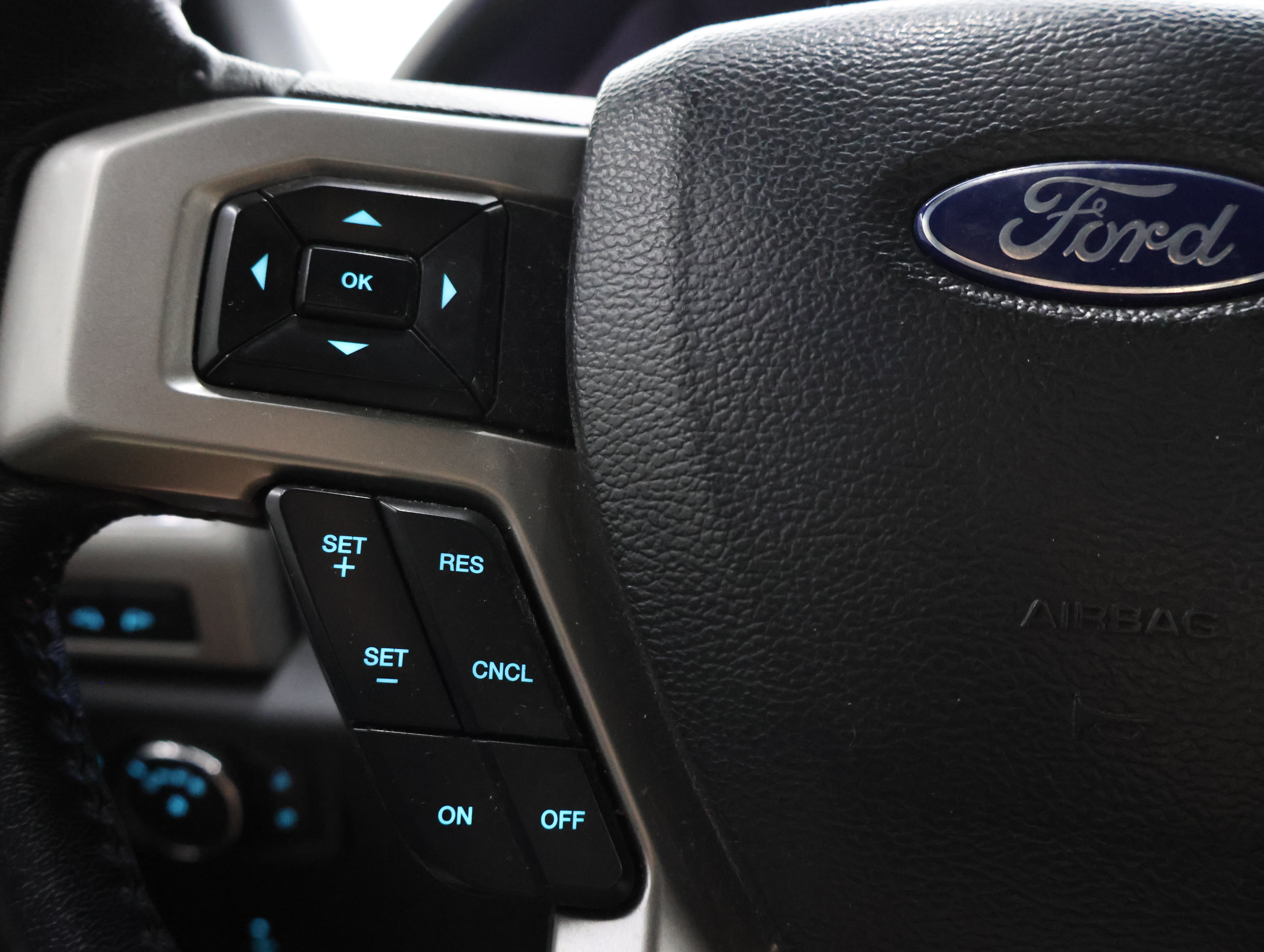 Used 2022 Ford F350 Lariat w/ Black Appearance Package AWD/4WD image 15