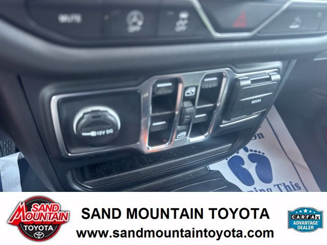 Used 2025 Jeep Wrangler Unlimited Sahara AWD/4WD image 19