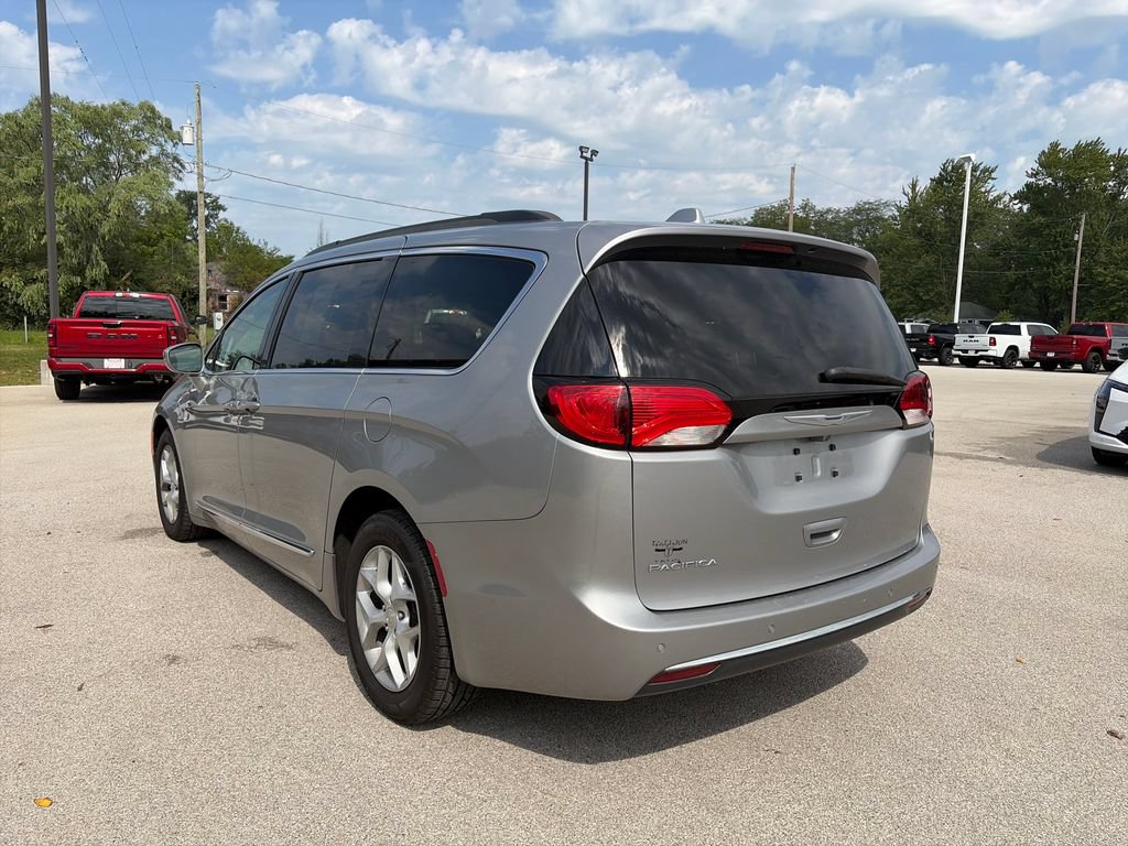 Used 2017 Chrysler Pacifica Touring-L w/ Tire & Wheel Group FWD image 11