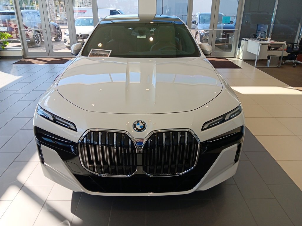 New 2026 BMW 750e xDrive image 2