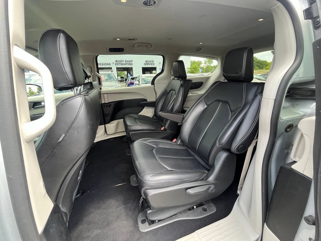 Used 2023 Chrysler Pacifica Touring-L FWD image 23