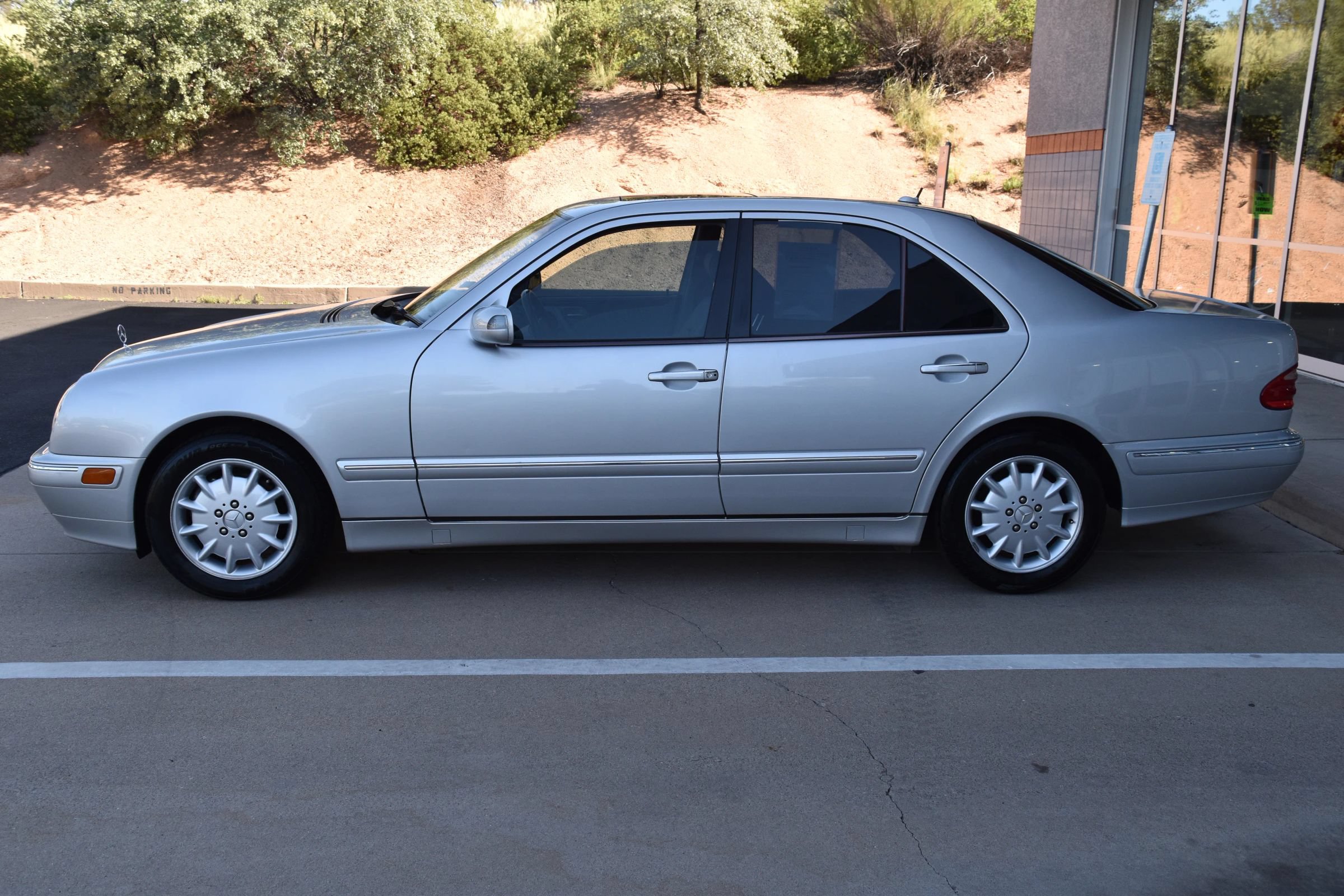 Used 2000 Mercedes-Benz E 320 Sedan image 5