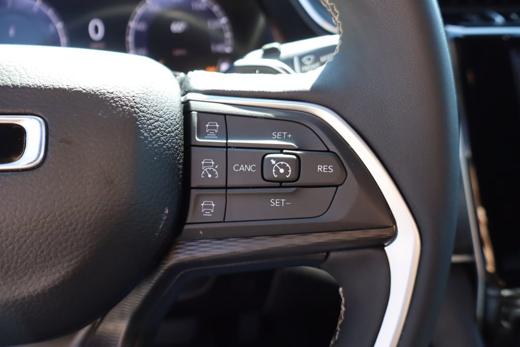 Used 2024 Jeep Grand Cherokee Altitude AWD/4WD image 16