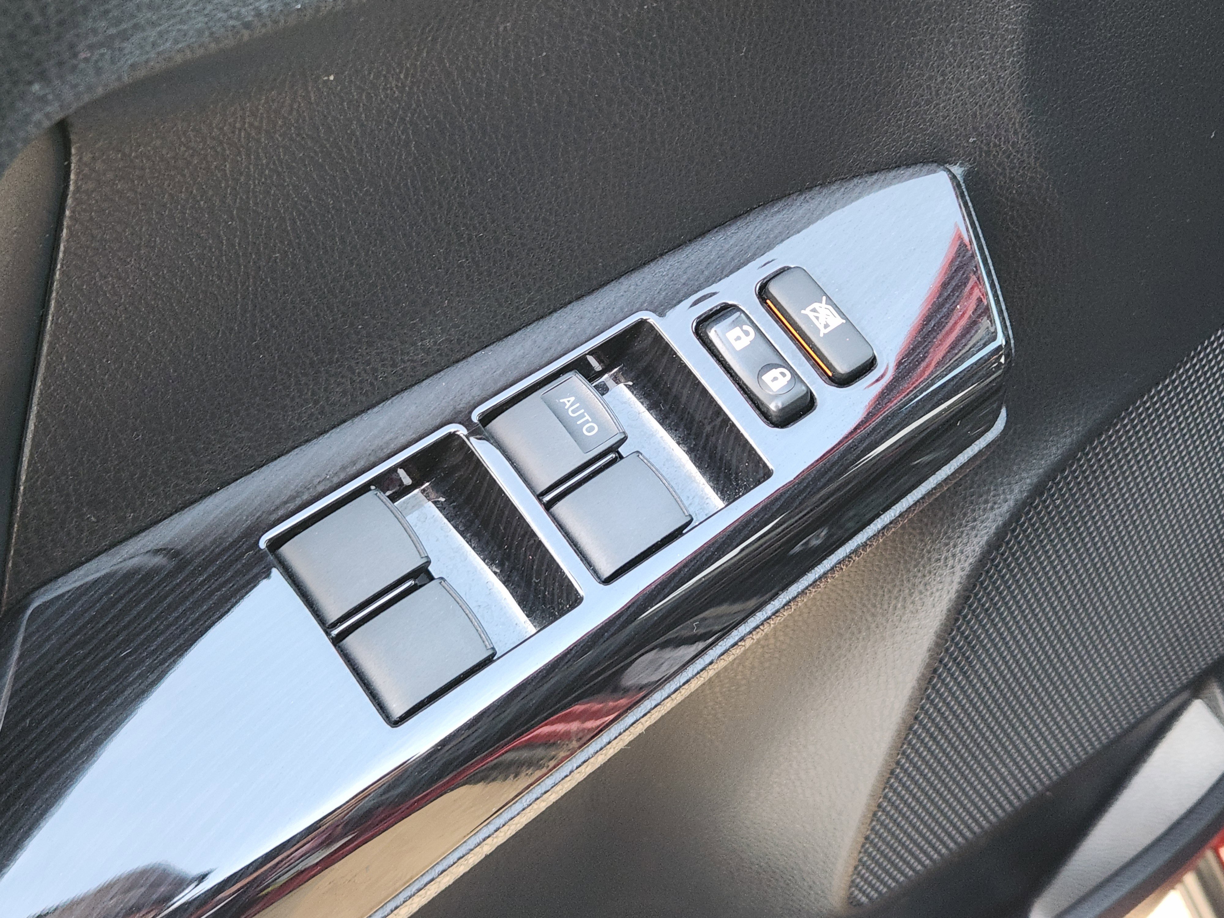 Used 2018 Toyota RAV4 SE image 29