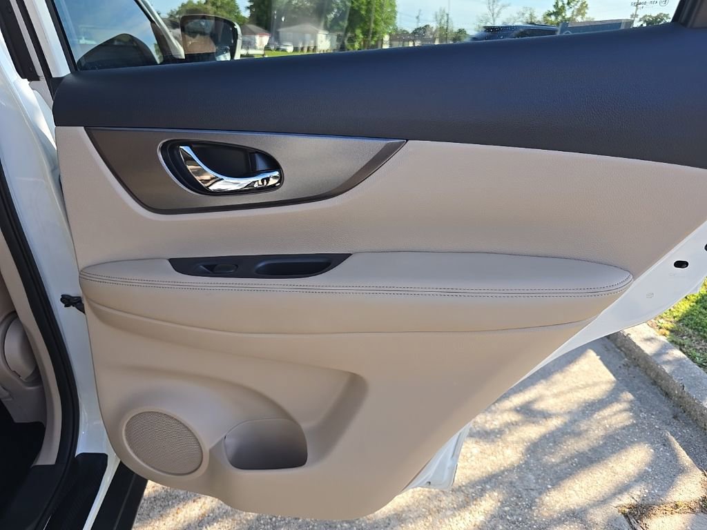 Used 2016 Nissan Rogue SV w/ SV Premium Package image 33