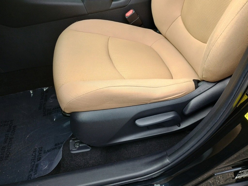 Used 2022 Toyota RAV4 LE image 12