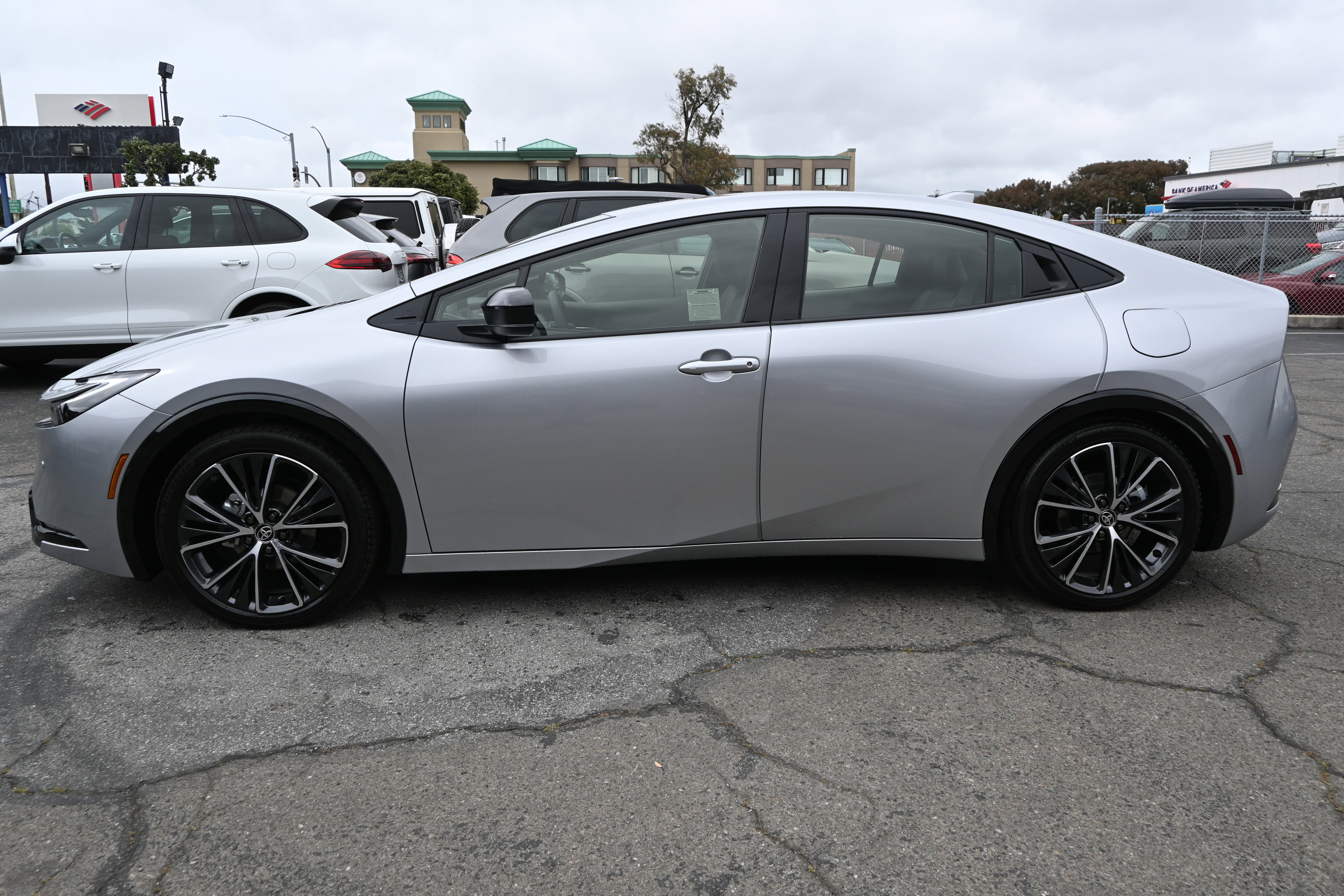 Used 2025 Toyota Prius XLE image 2