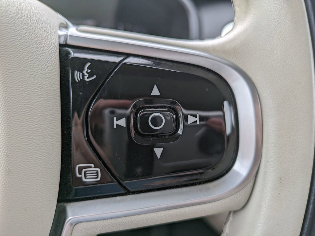 Certified 2022 Volvo XC90 T6 Momentum w/ Advanced Package image 27