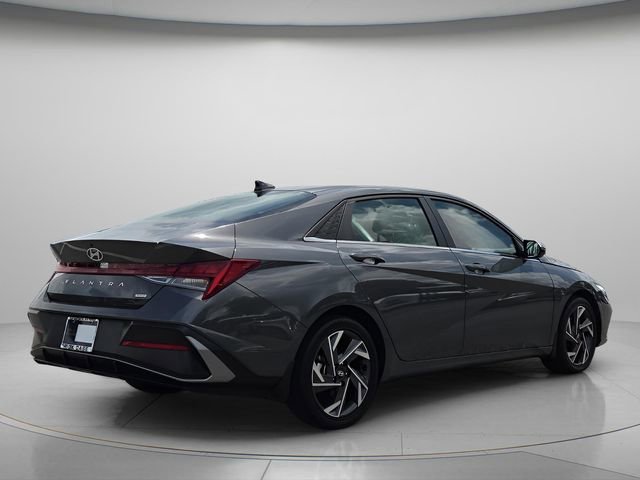 Used 2025 Hyundai Elantra Limited w/ Cargo Package FWD image 7