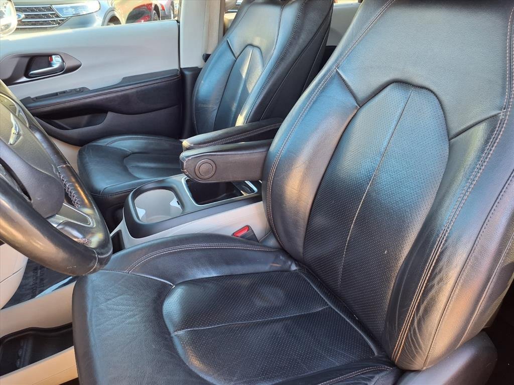 Used 2020 Chrysler Pacifica Touring-L Plus image 3