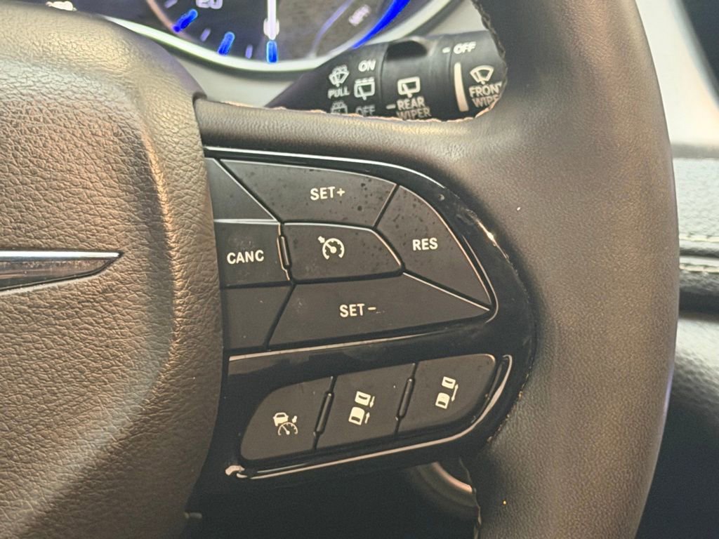 Used 2022 Chrysler Pacifica Touring image 17