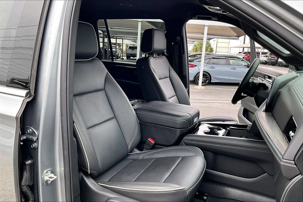 Used 2025 Chevrolet Suburban Premier AWD/4WD image 10