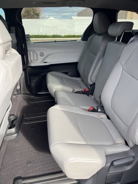 Used 2025 Toyota Sienna XLE image 11