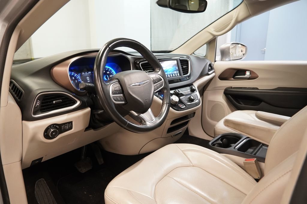 Used 2018 Chrysler Pacifica Touring-L FWD image 6