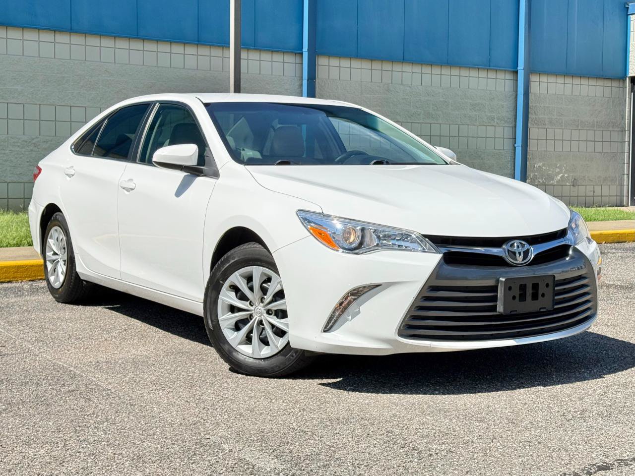 Used 2017 Toyota Camry LE FWD image 3