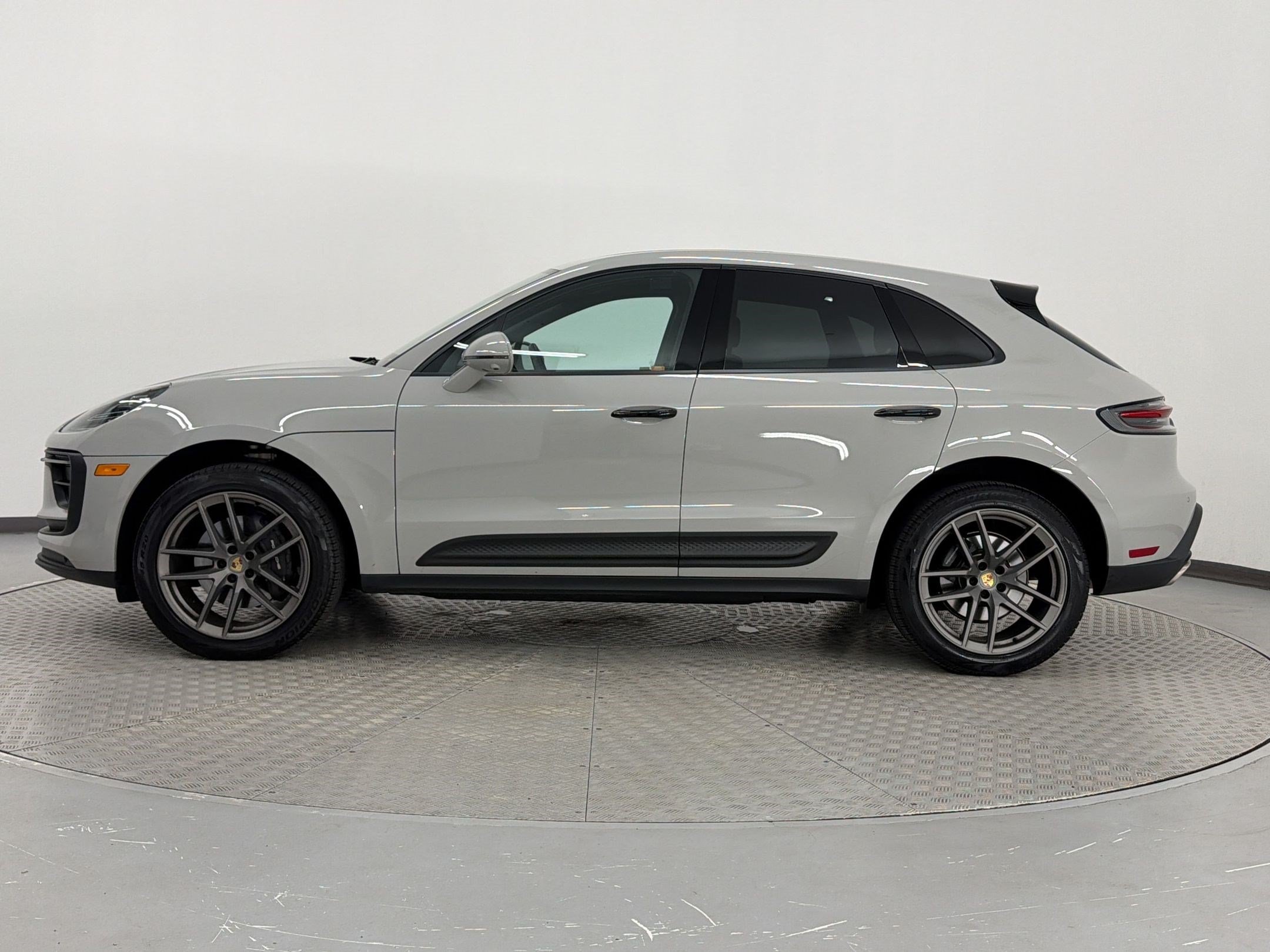 Used 2026 Porsche Macan AWD/4WD image 2