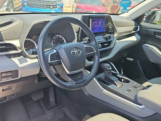 Used 2023 Toyota Highlander XLE FWD image 19