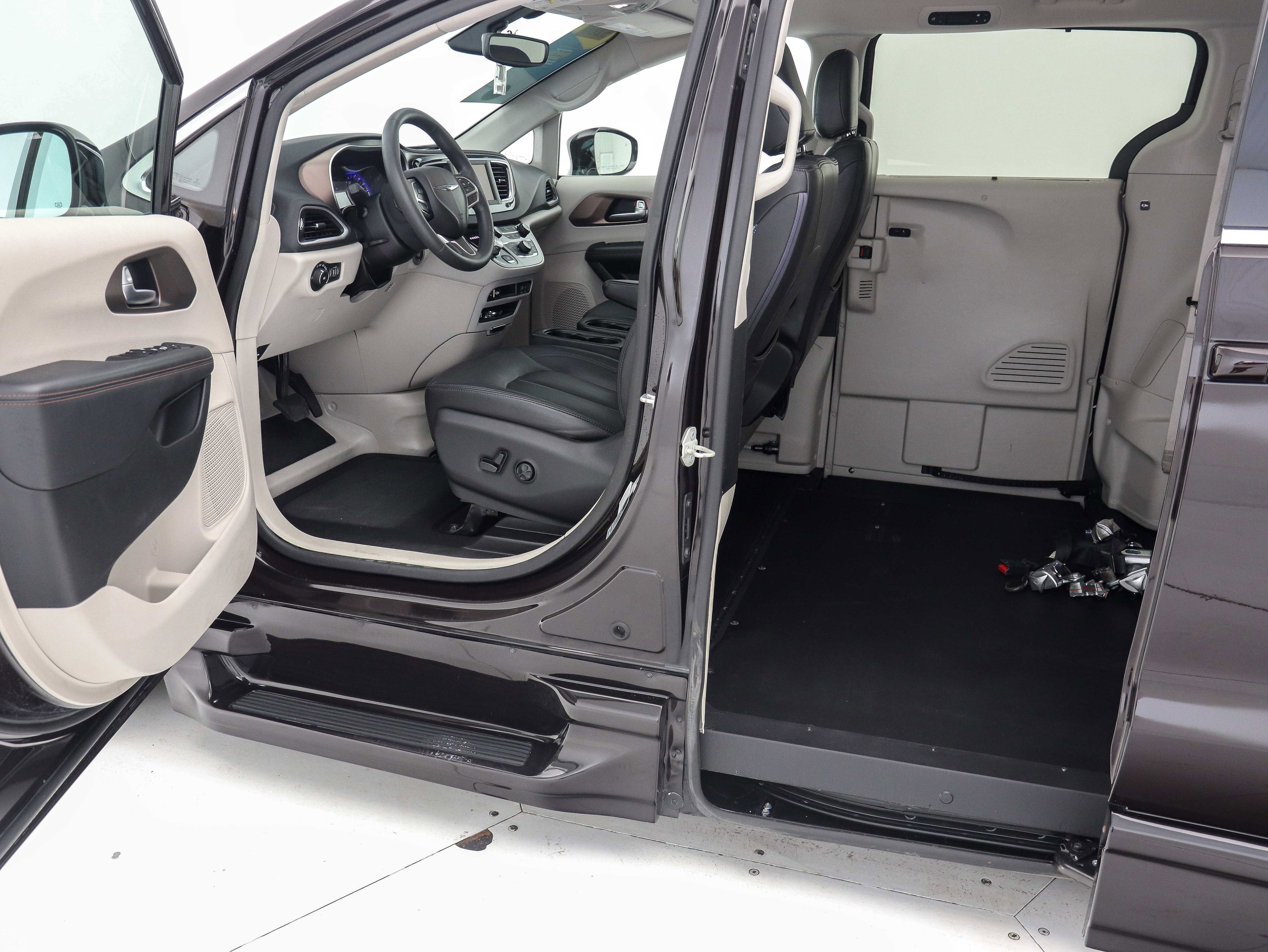 Used 2018 Chrysler Pacifica Touring Plus image 19