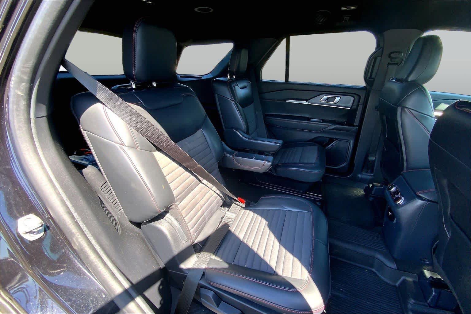 Used 2025 Ford Explorer ST-Line w/ Premium Package RWD image 18