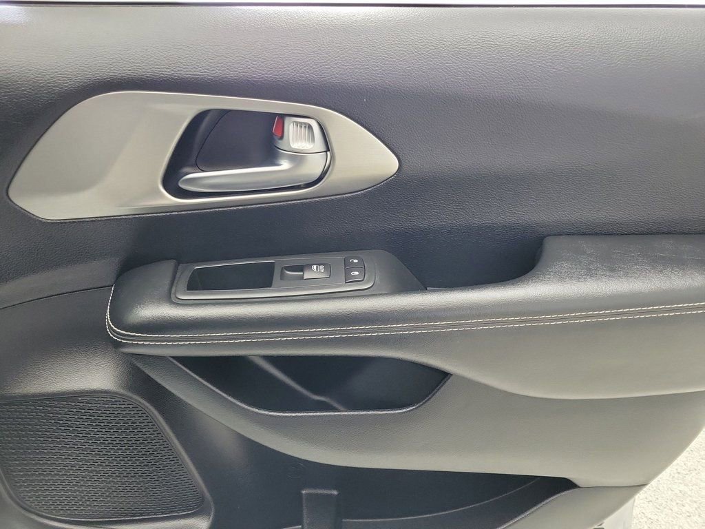 Used 2020 Chrysler Pacifica Touring-L w/ Advanced Safetytec Group image 19