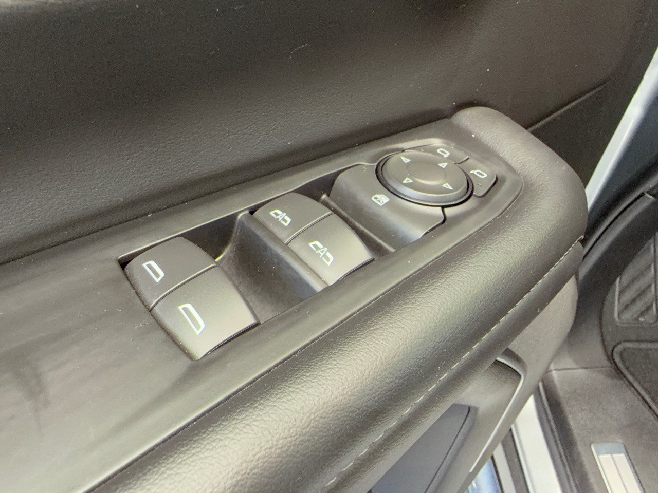 Used 2025 Chevrolet Suburban Z71 AWD/4WD image 15