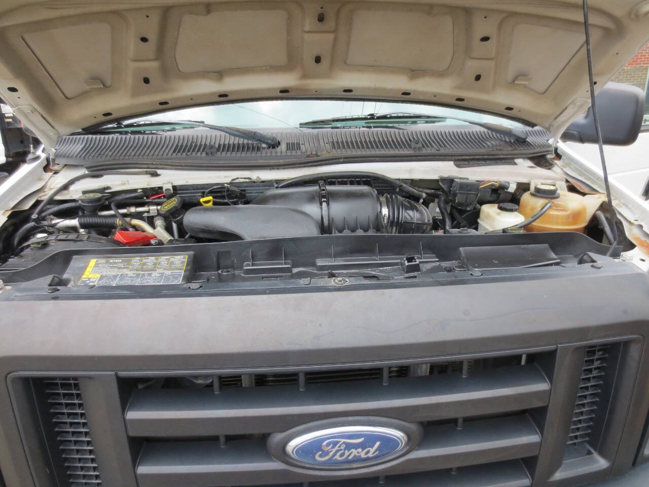 Used 2008 Ford E-350 and Econoline 350 XL RWD image 3