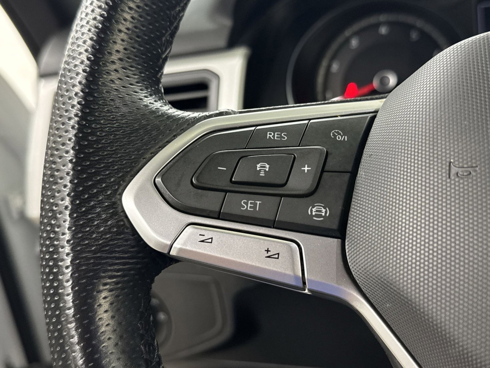 Used 2021 Volkswagen Atlas Cross Sport SE image 37