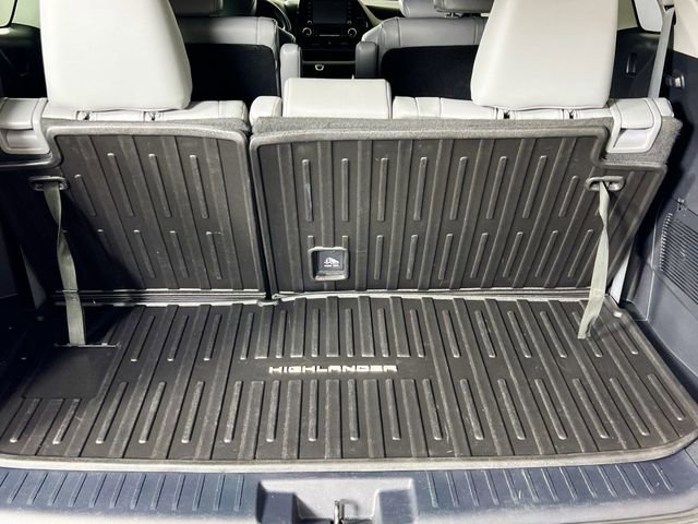 Used 2021 Toyota Highlander XLE AWD/4WD image 18