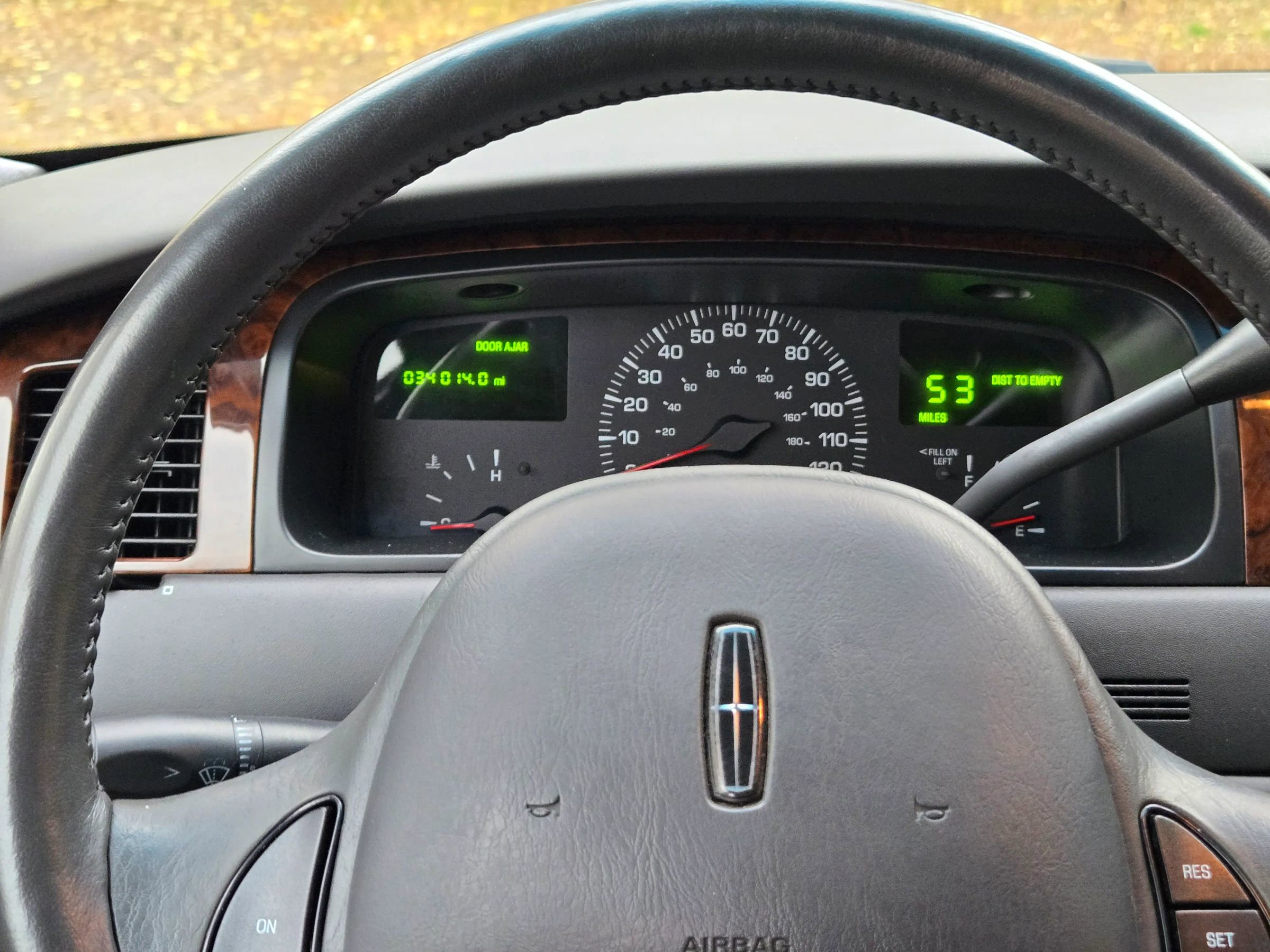 Used 2000 Lincoln Town Car Executive RWD image 15