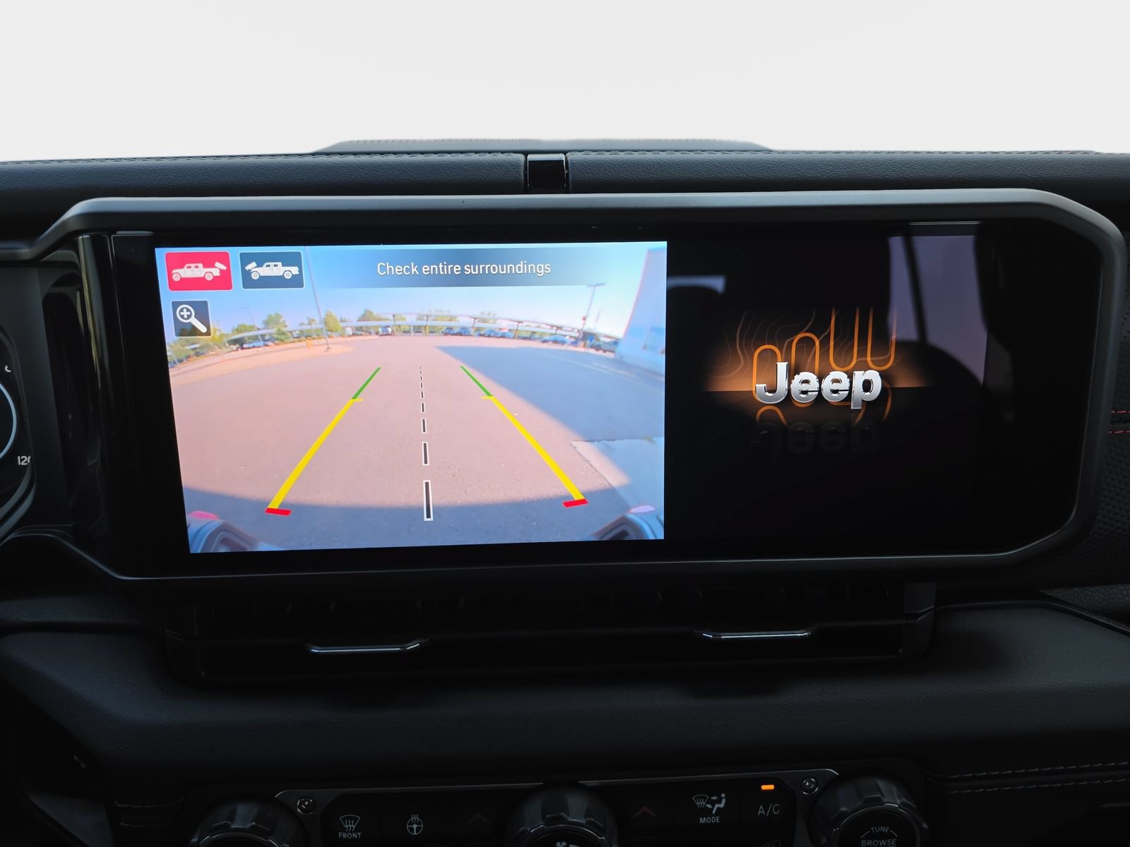 Used 2024 Jeep Gladiator Rubicon w/ Technology Group AWD/4WD image 26