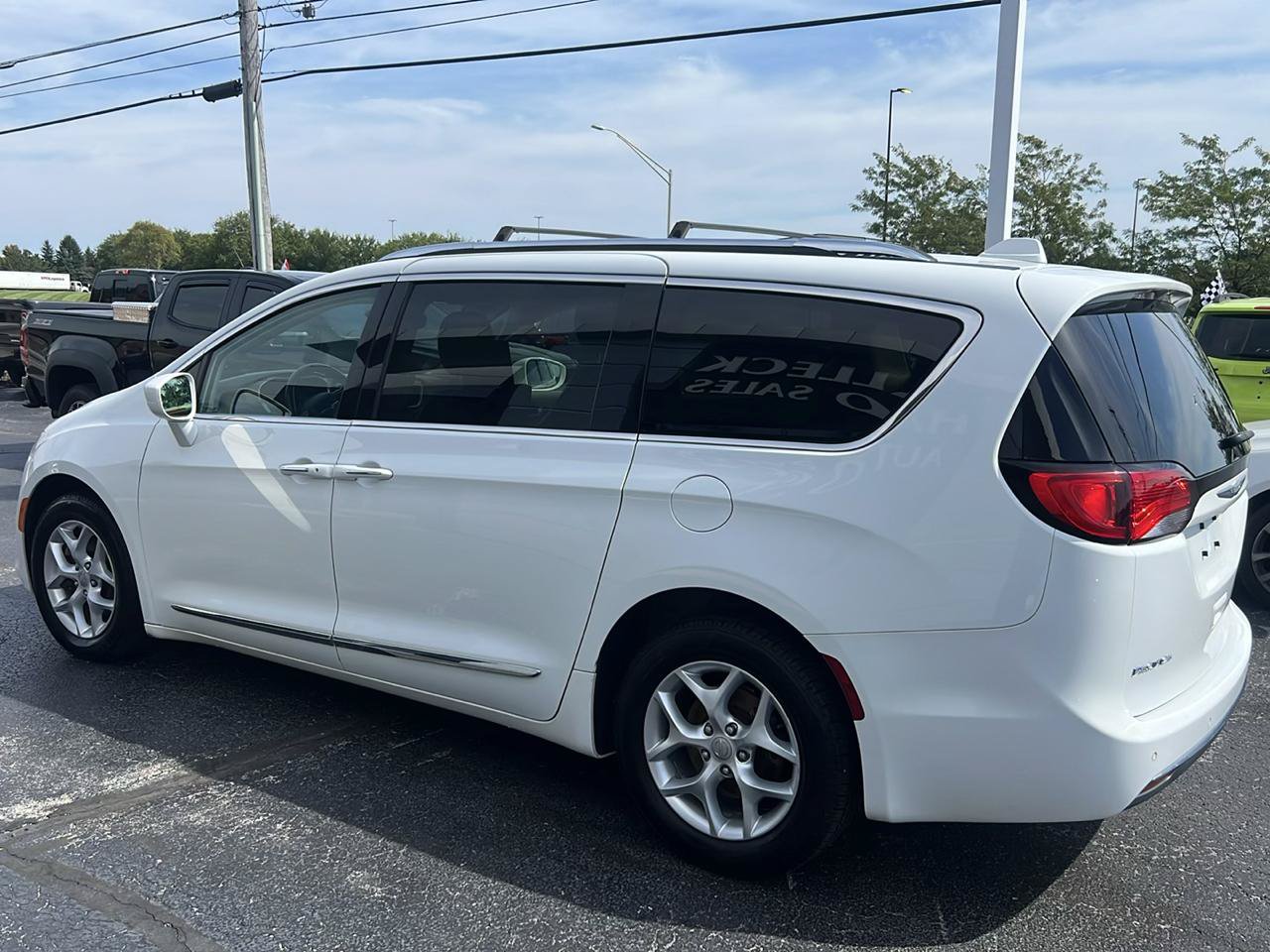 Used 2017 Chrysler Pacifica Touring-L Plus w/ Tire & Wheel Group FWD image 3