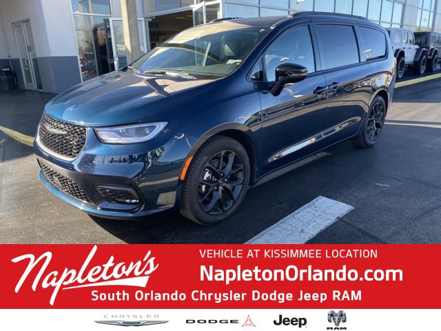 Used 2024 Chrysler Pacifica Limited w/ S Appearance Package