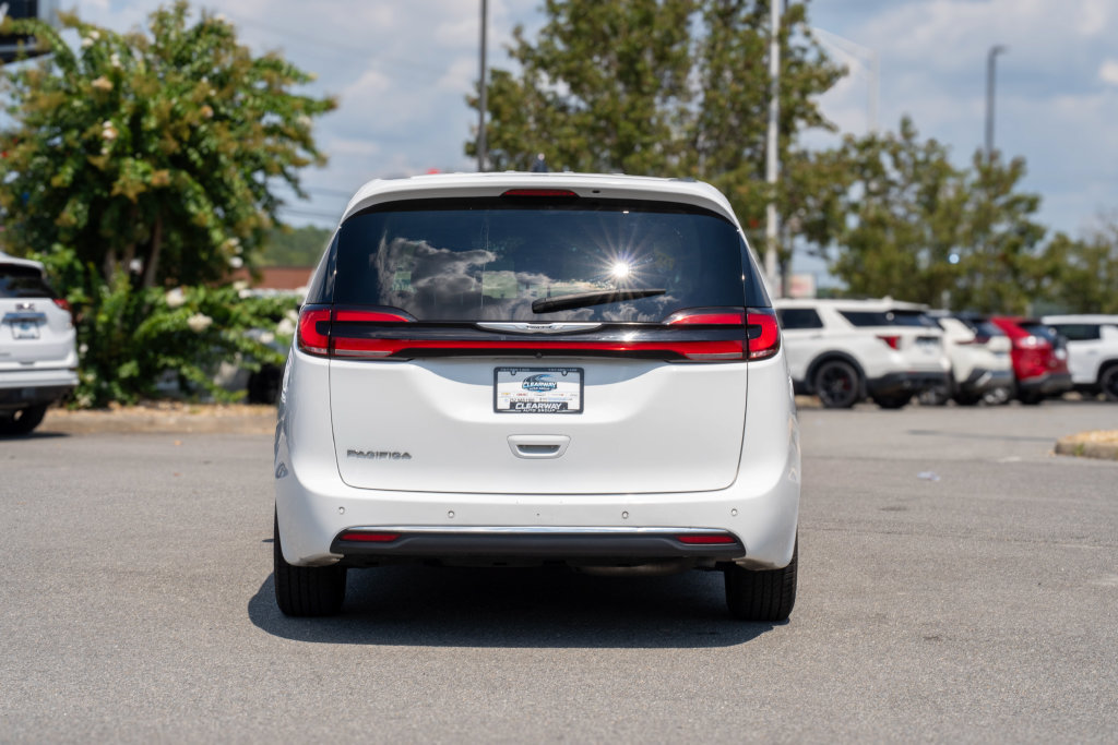 Used 2024 Chrysler Pacifica Touring-L FWD image 6