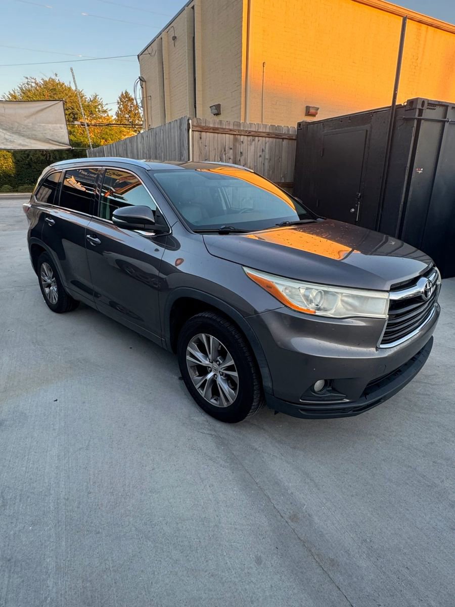 Used 2014 Toyota Highlander XLE image 2