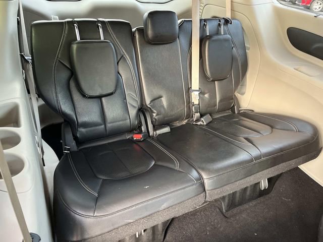 Used 2022 Chrysler Pacifica Touring-L image 19