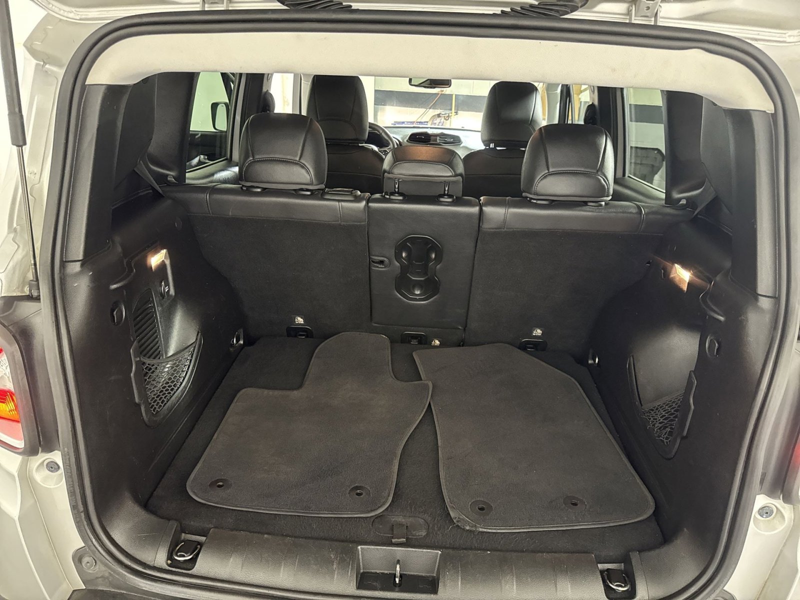 Used 2016 Jeep Renegade Limited image 27