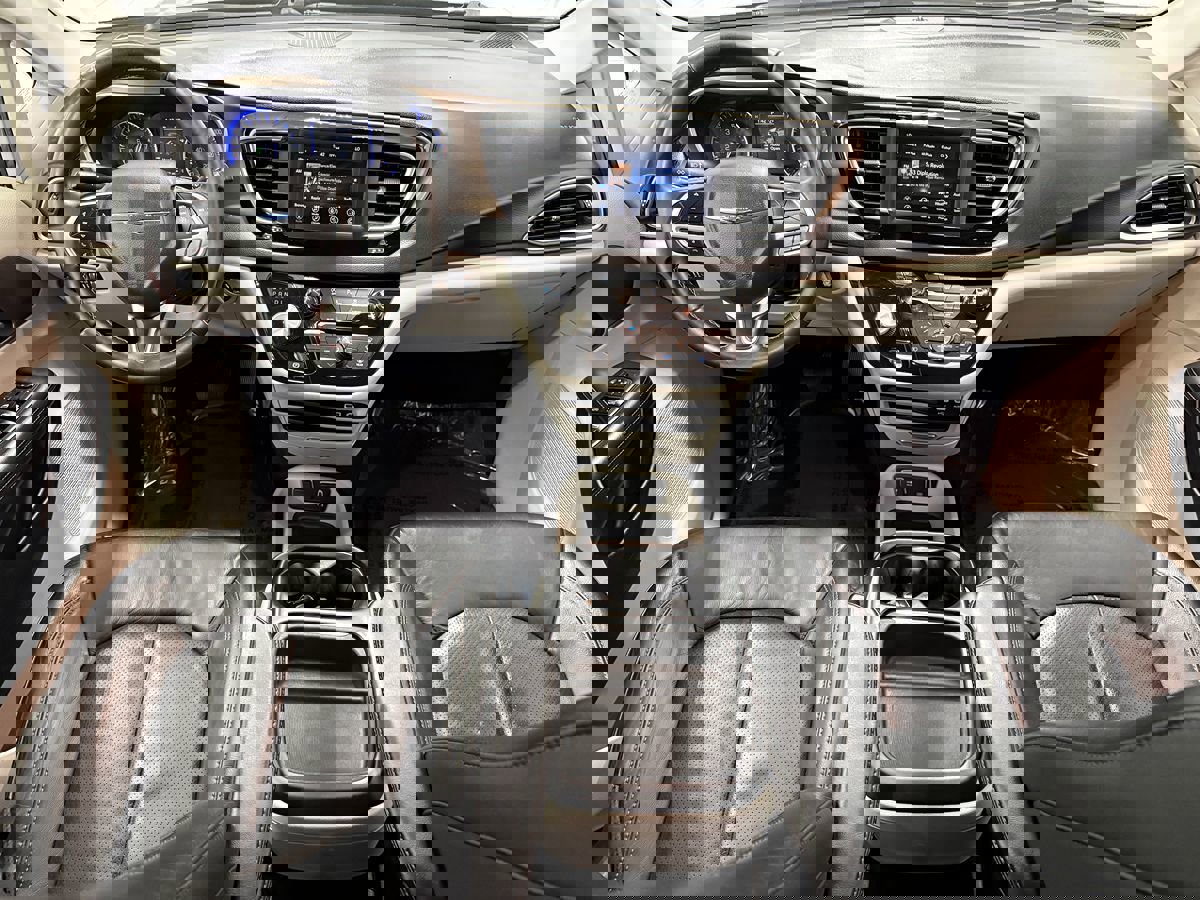 Used 2018 Chrysler Pacifica Touring-L image 11