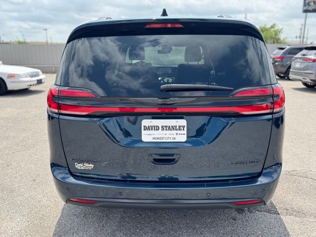 Used 2025 Chrysler Pacifica Limited image 5